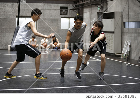 打籃球運球的人 35591385