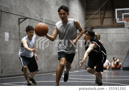 Man playing basketball dribbling 35591392
