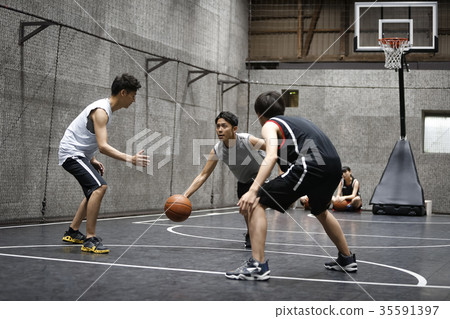 Man playing basketball dribbling 35591397