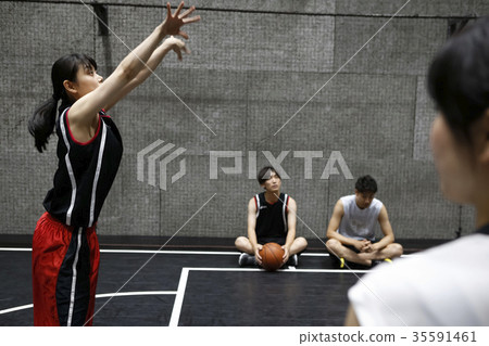 A woman who plays basketball Shoot A woman who plays basketball Shoot 35591461