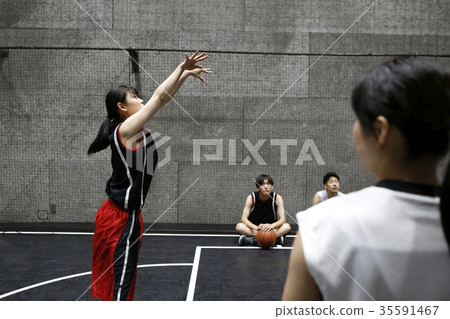 A woman who plays basketball Shoot A woman who plays basketball Shoot 35591467