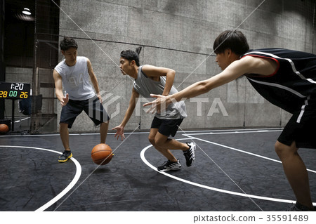 打籃球運球的人 35591489