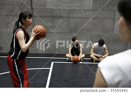 A woman who plays basketball Shoot A woman who plays basketball Shoot 35591491