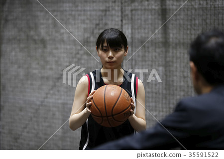 接受教練指導的女性 接受教練指導的女性 35591522