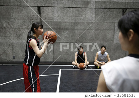 A woman who plays basketball Shoot 35591535