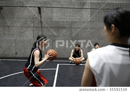 A woman who plays basketball Shoot A woman who plays basketball Shoot 35591539