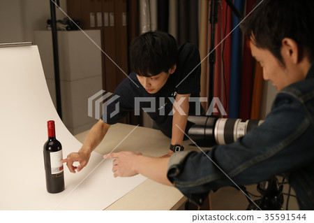 Photographer and assistant Photographer and assistant 35591544