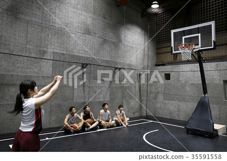 A woman who plays basketball Shoot 35591558