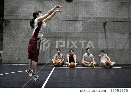 A woman who plays basketball Shoot A woman who plays basketball Shoot 35591576