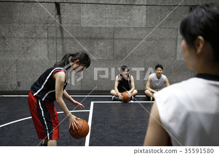A woman who plays basketball Shoot A woman who plays basketball Shoot 35591580