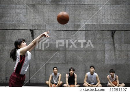 A woman who plays basketball Shoot A woman who plays basketball Shoot 35591597
