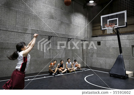 A woman who plays basketball Shoot A woman who plays basketball Shoot 35591602