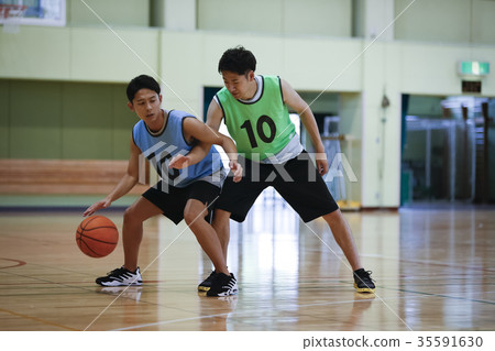 Man playing basketball dribbling Man playing basketball dribbling 35591630
