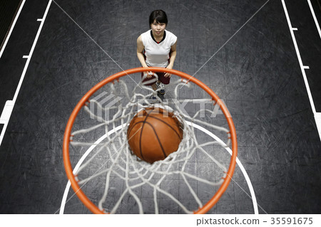 A woman who plays basketball Shoot 35591675