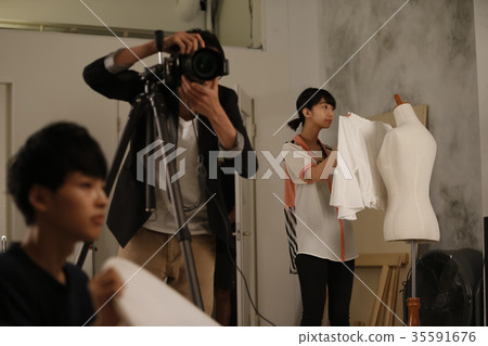 Shooting studio stylist 35591676