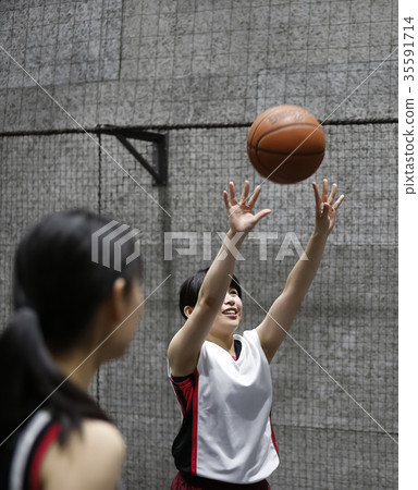 A woman who plays basketball Shoot 35591714