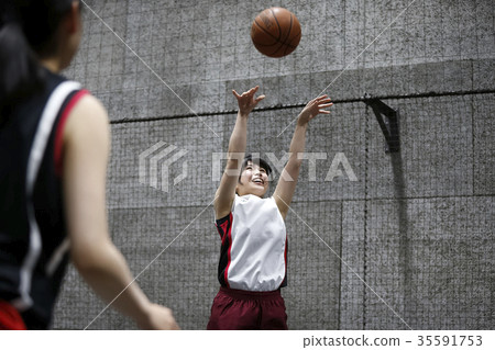 A woman who plays basketball Shoot 35591753