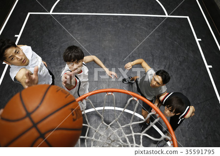 Men who play basketball 35591795