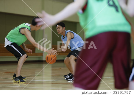 打籃球運球的人 35591797