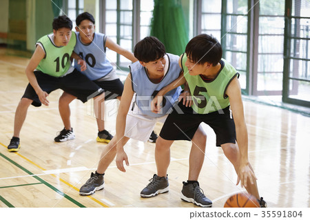 Man playing basketball dribbling 35591804