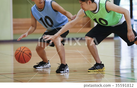 Man playing basketball dribbling 35591812