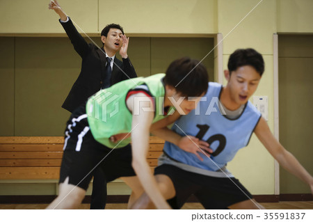 教籃球的男人 35591837