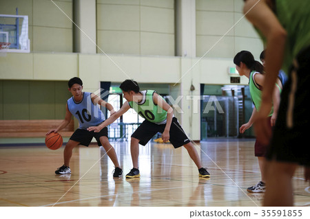 Man playing basketball dribbling 35591855