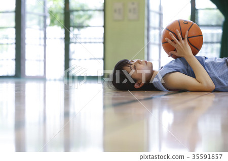 說謊在籃球場的婦女 35591857