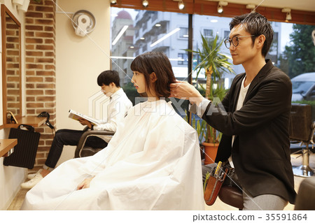 Beauty salon Customers and hairdressers 35591864