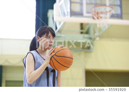 A woman who plays basketball Shoot 35591920