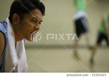 籃球運動員坐在長凳上 35591925