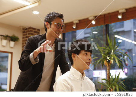 美容院顧客和美髮師 美容院顧客和美髮師 35591953