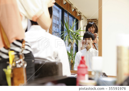 Beauty salon Customers and hairdressers 35591976