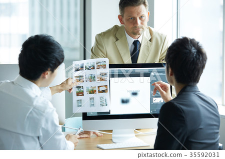 Business Foreigner and Japanese 35592031