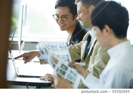 Business Foreigner and Japanese 35592045