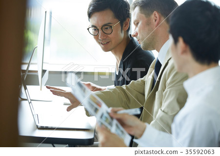 Business Foreigner and Japanese 35592063