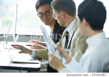 Business Foreigner and Japanese 35592067