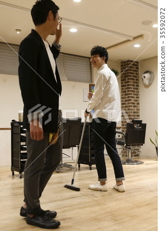 Hairdresser Hairdresser and assistant 35592072