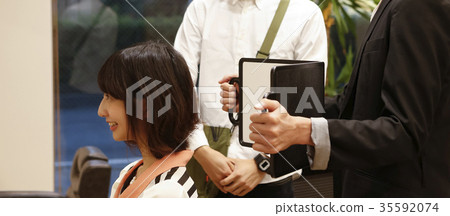 美容院顧客和美髮師 35592074