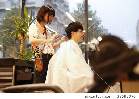 Beauty salon Customers and hairdressers 35592076