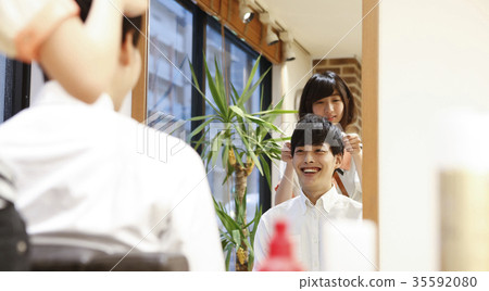 Beauty salon Customers and hairdressers 35592080