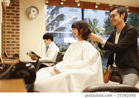 Beauty salon Customers and hairdressers 35592098