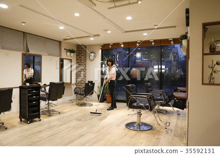 Hairdresser assistant 35592131