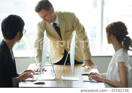 商業外國人和日本人 35592136