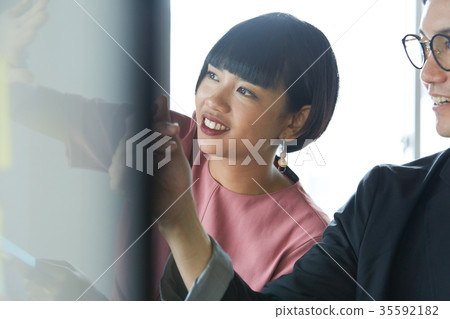 Businessmen and businesswomen Businessmen and businesswomen 35592182