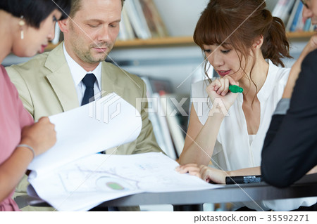 Business meeting 35592271