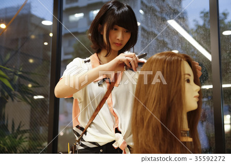 Hairdresser's assistant practice 35592272