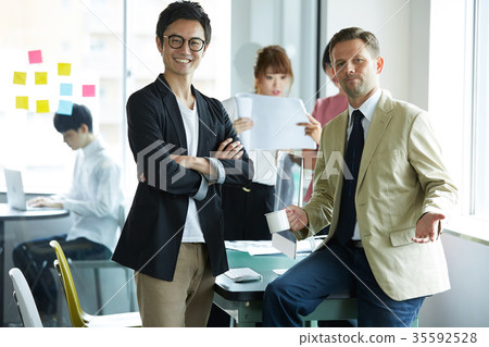 Business Foreigner and Japanese 35592528