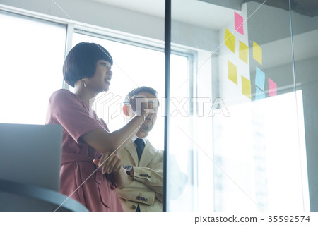 商業外國人和日本人 35592574