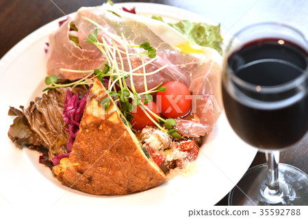 Hors d'oeuvres and red wine Hors d'oeuvres and red wine 35592788